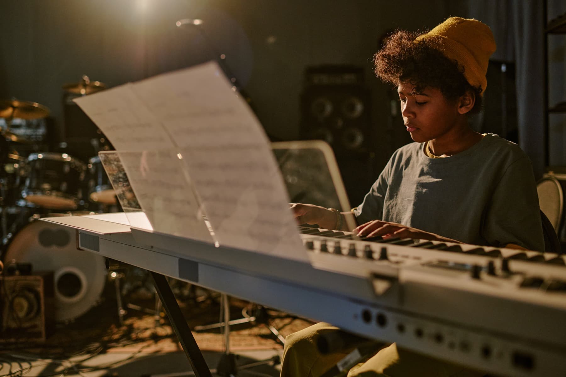 Criança tocando teclado em ambiente claro